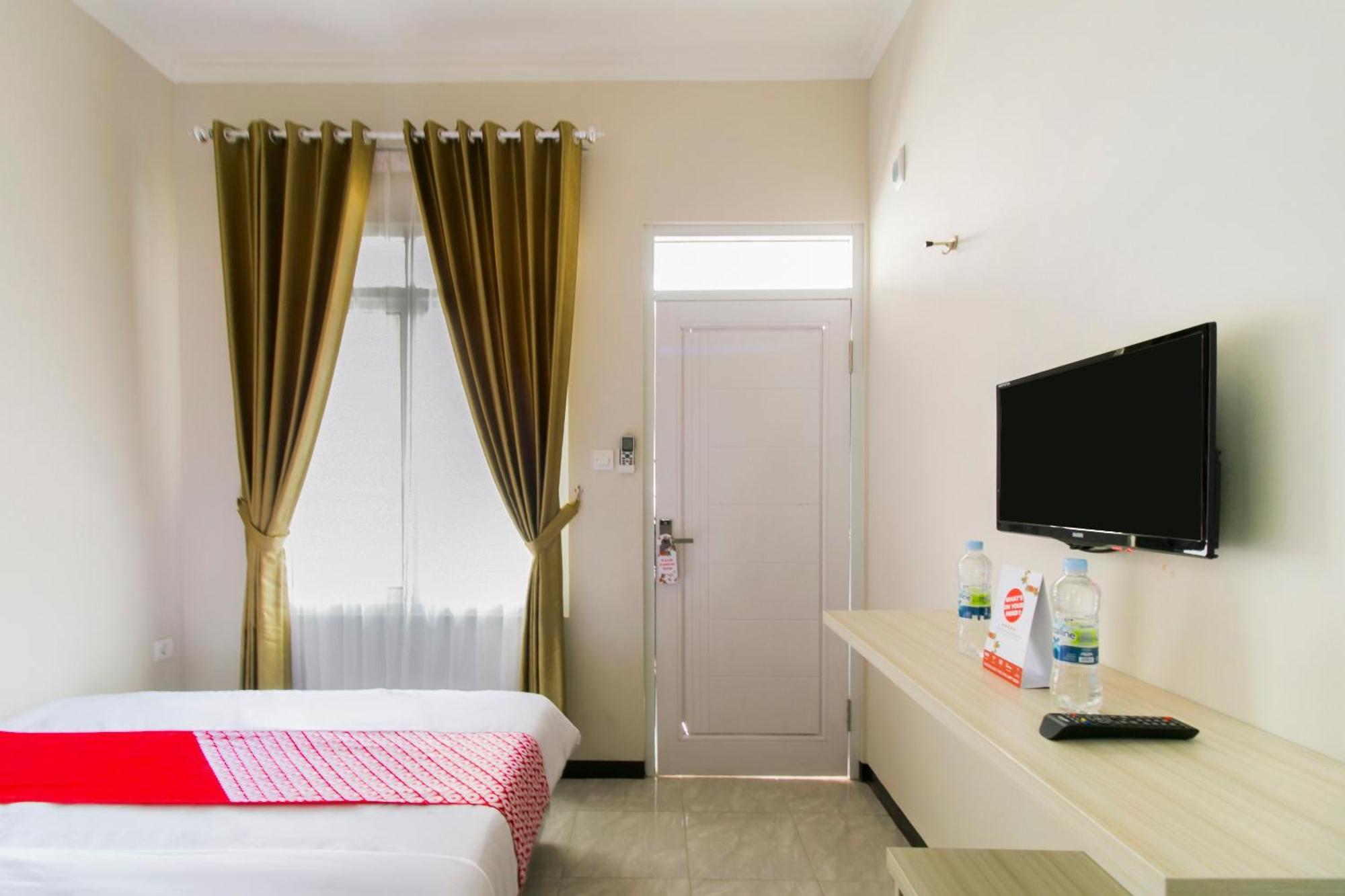 Oyo 1078 Fakhira Residence Cianjur Exterior photo
