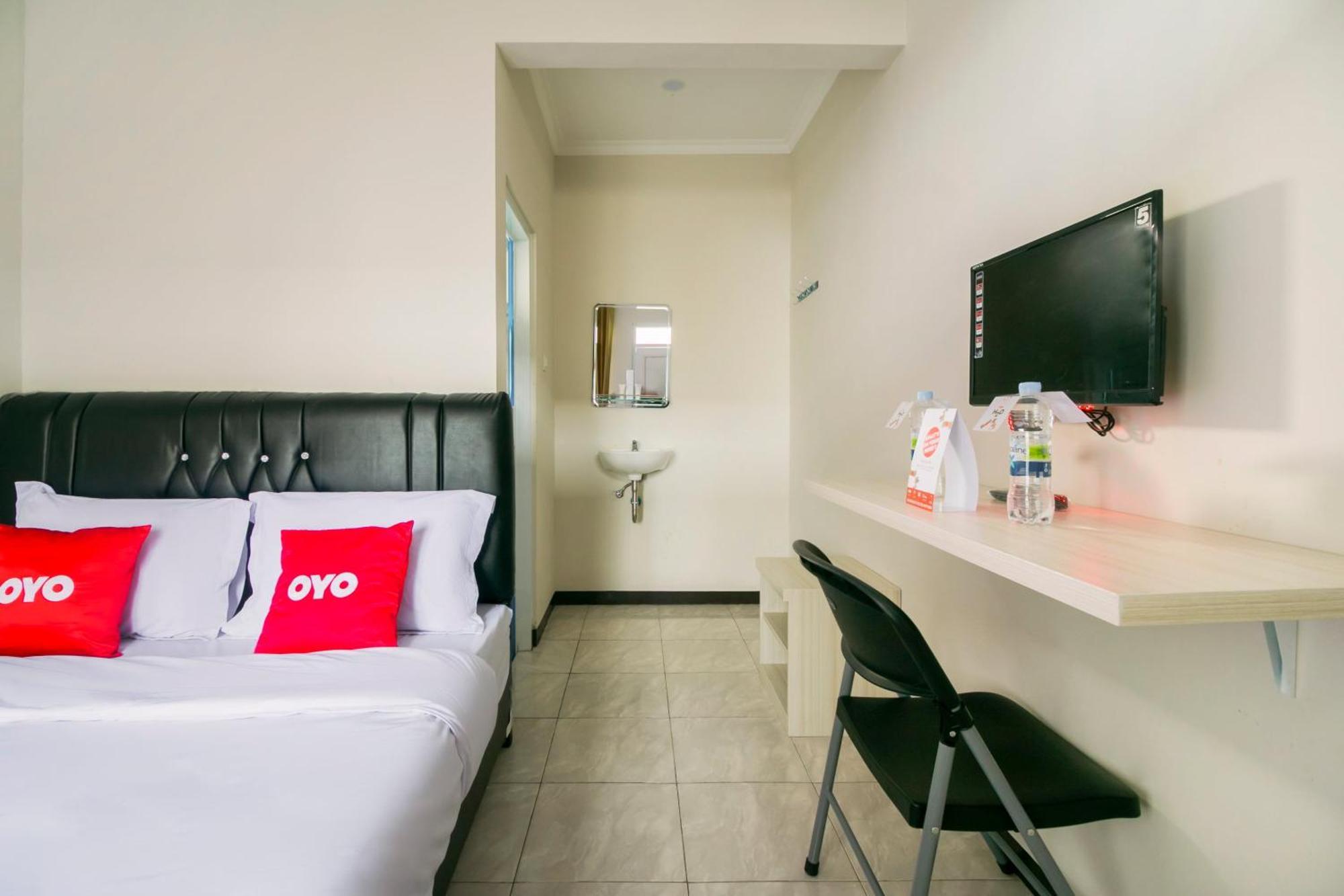 Oyo 1078 Fakhira Residence Cianjur Exterior photo