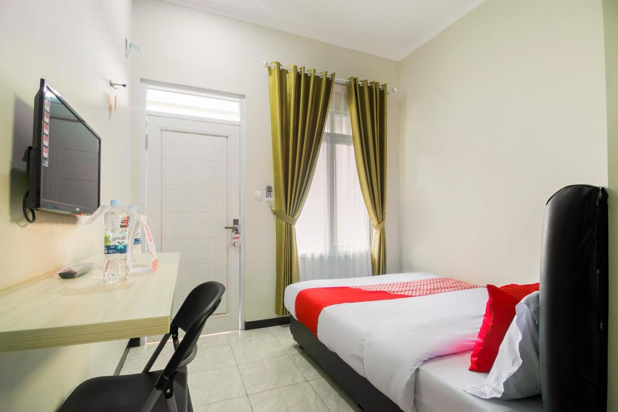 Oyo 1078 Fakhira Residence Cianjur Exterior photo